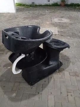 Vendo cadeira de barbeiro e lavatório 