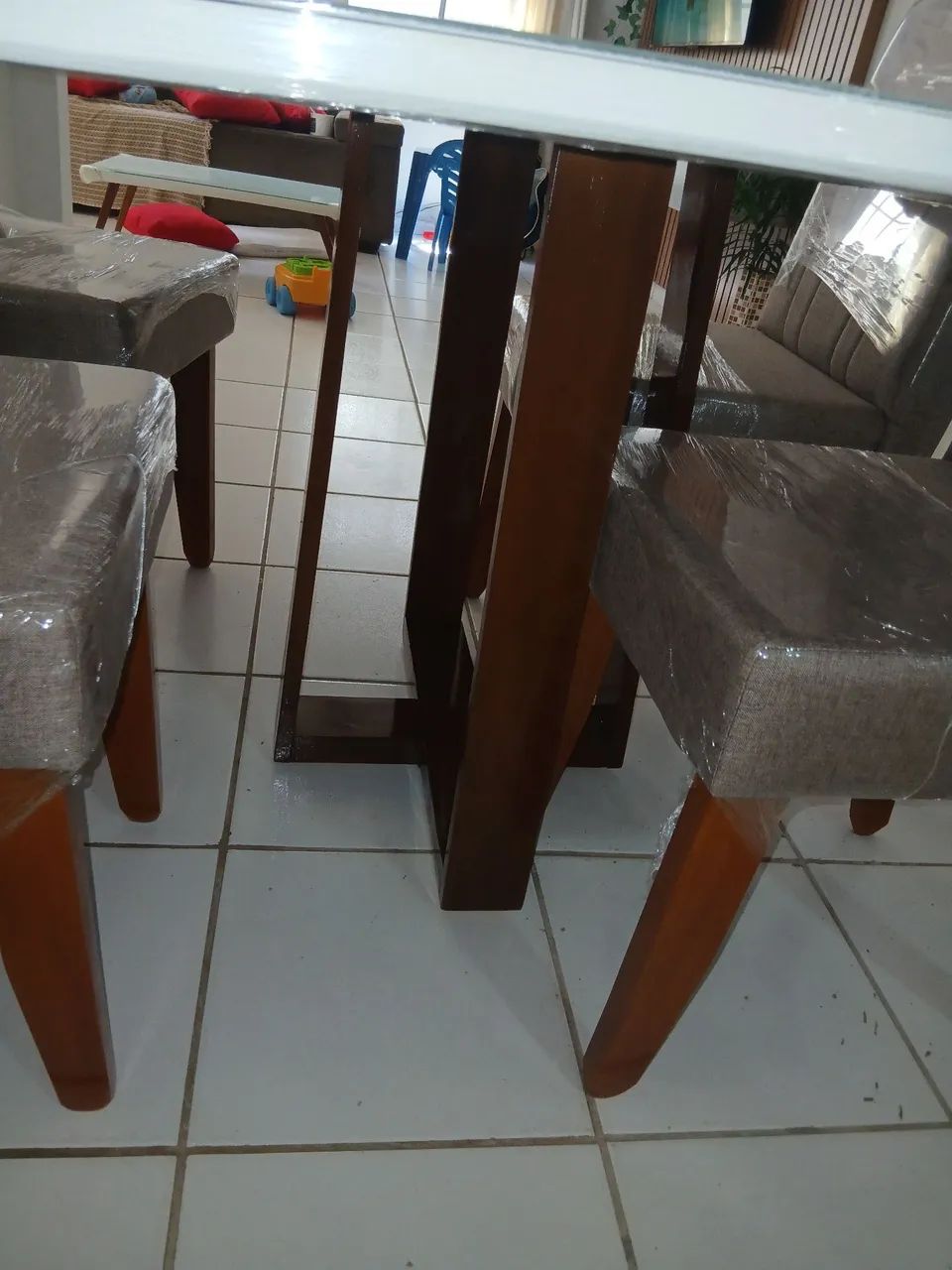 Mesa em madeira 4 cadeiras - Foto 5