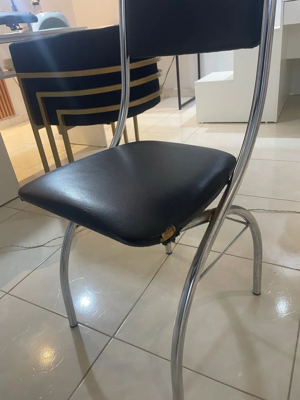 Mesa de vidro aço cromado com 4 cadeiras  - Foto 2