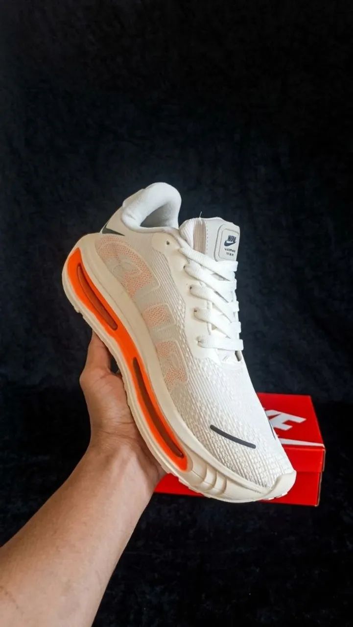 Tênis Nike Vomero Unisex - Branco e Laranja - Foto 3