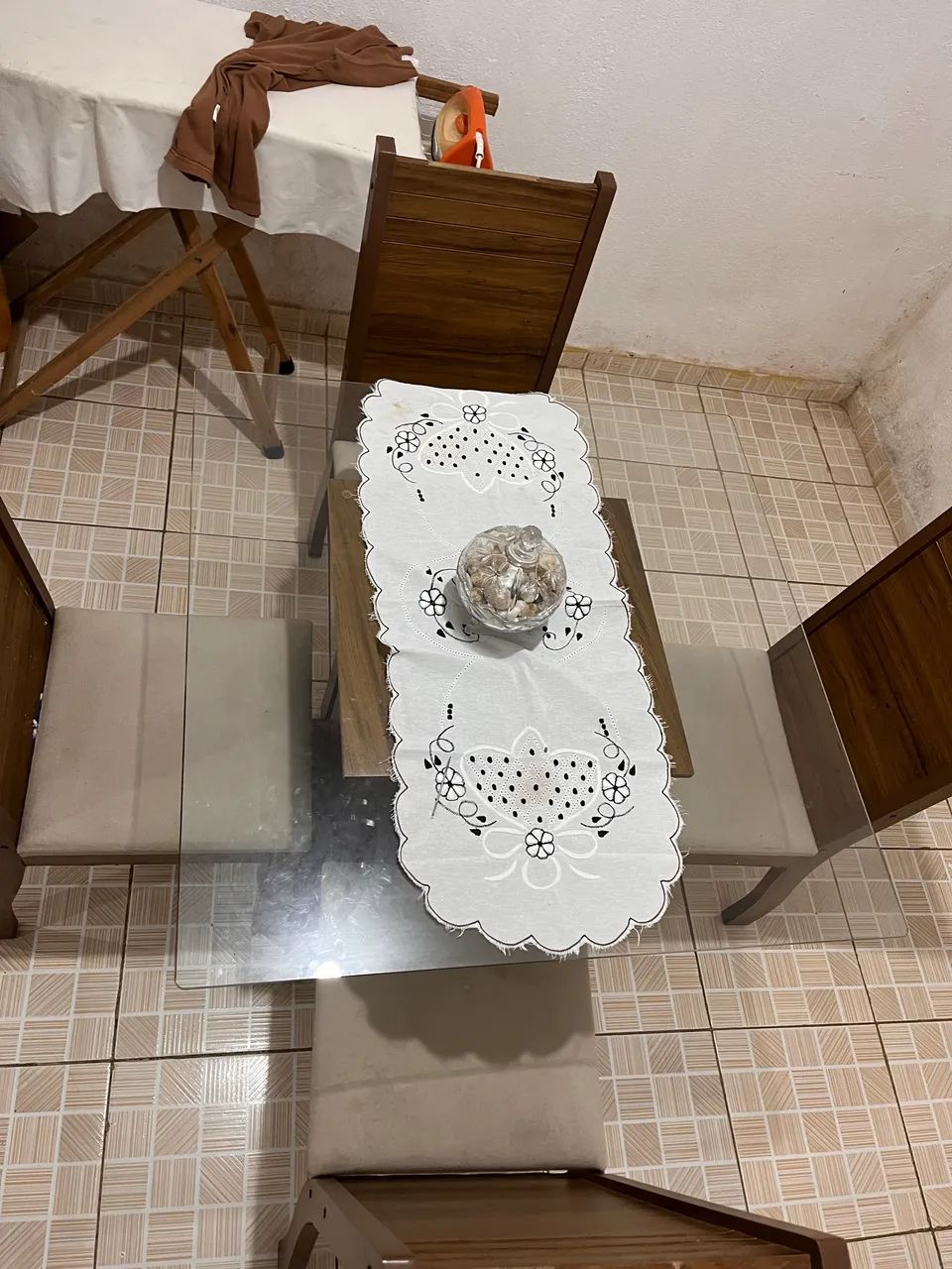 Mesa de cozinha em ótimo estado, 04 cadeiras 