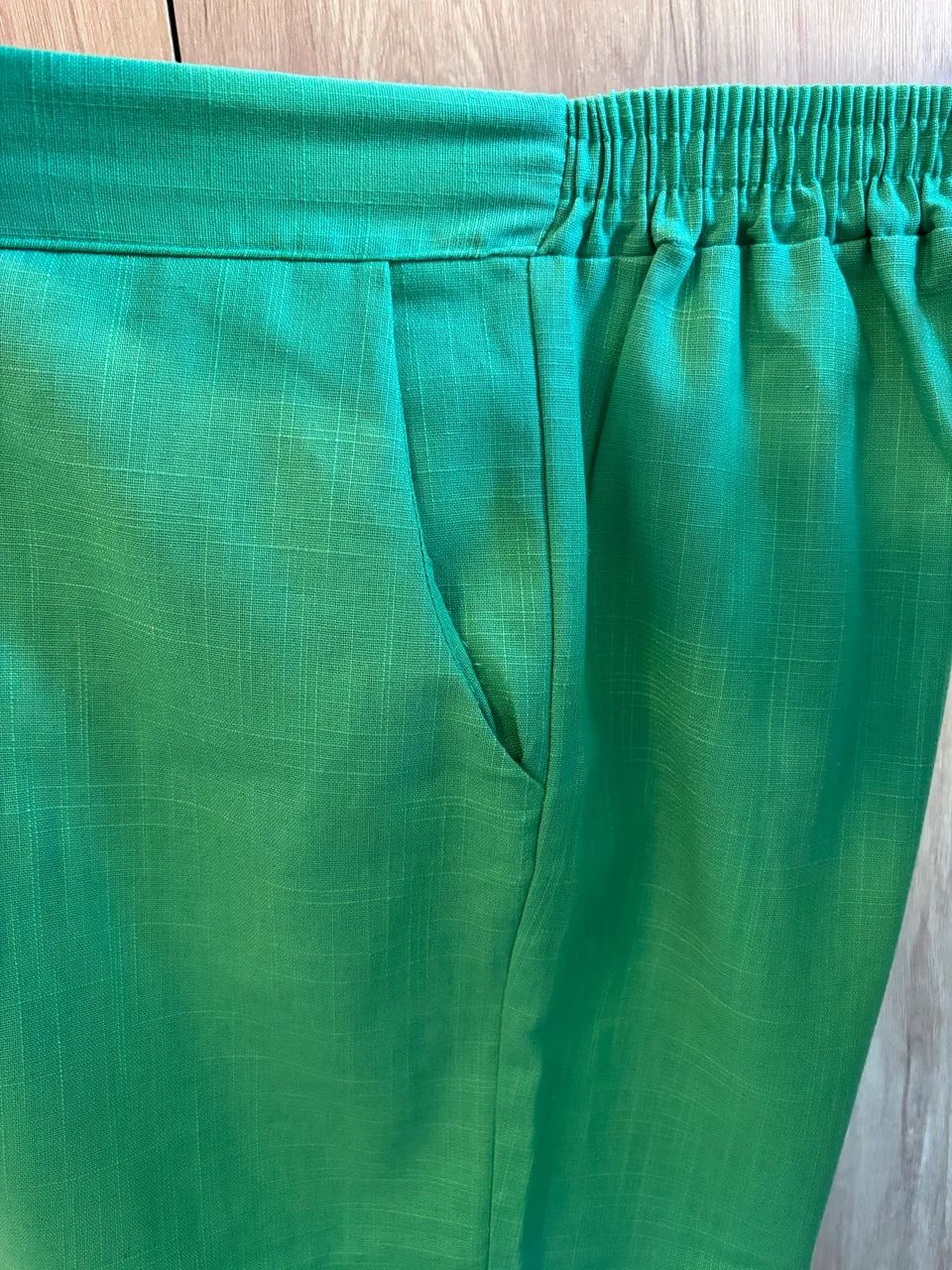 Calça pantacourt de linho verde - Foto 4