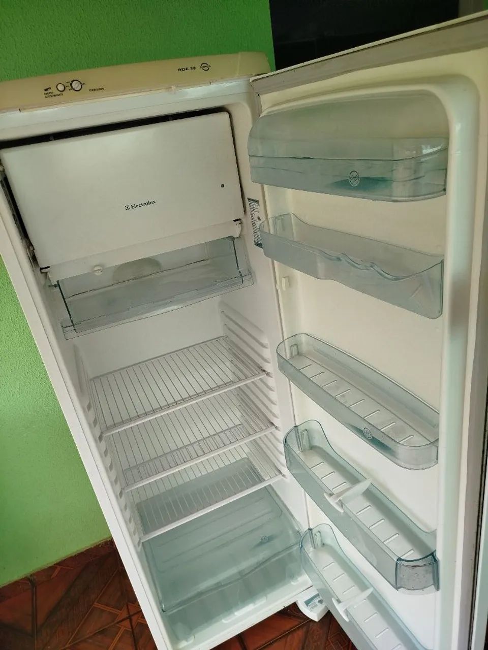 Vendo Geladeira bem. Conservada e funcionando perfeitamente  - Foto 3
