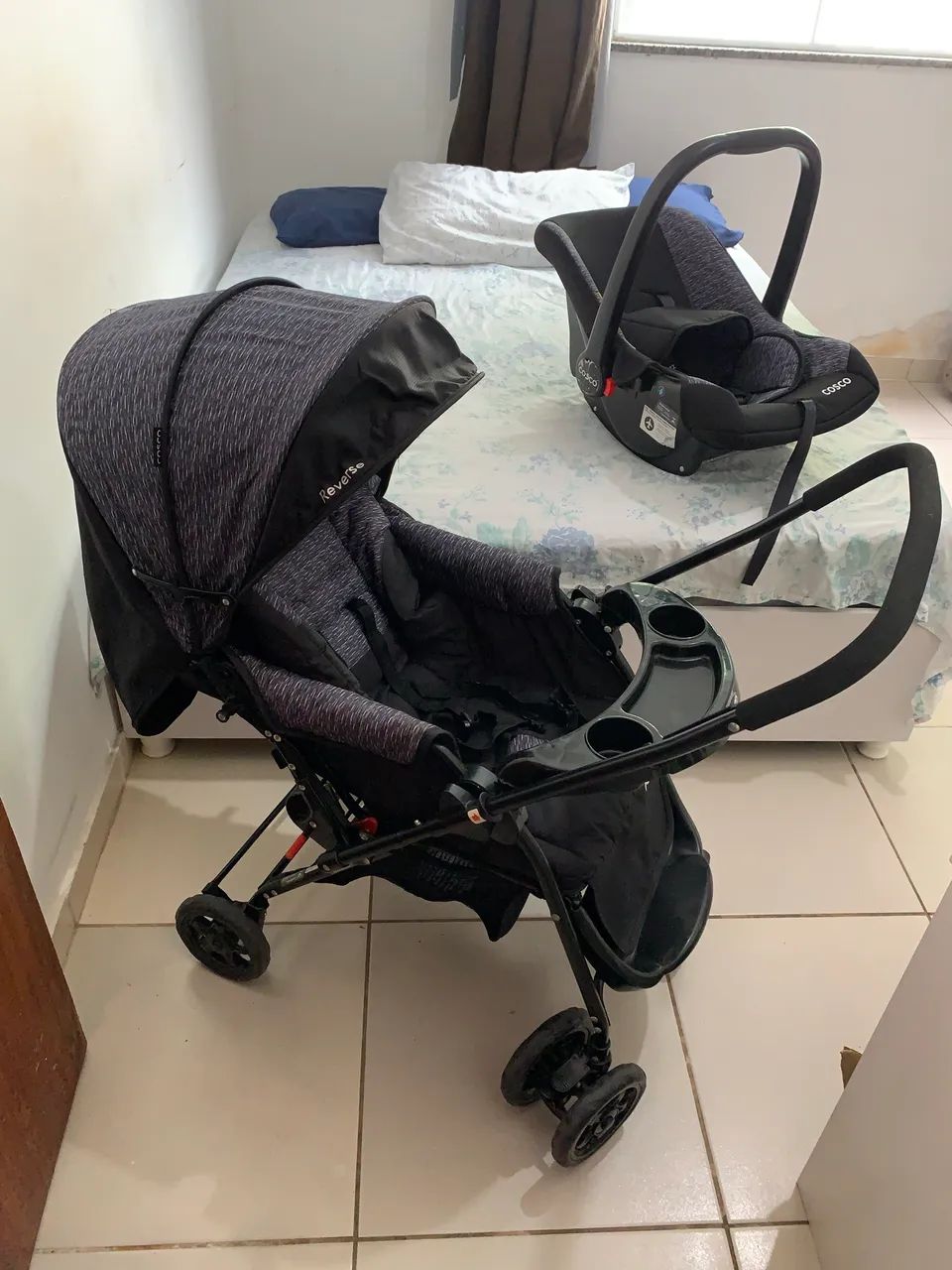 Carrinho com bebê conforto - Cosco reverse, preto - Foto 4