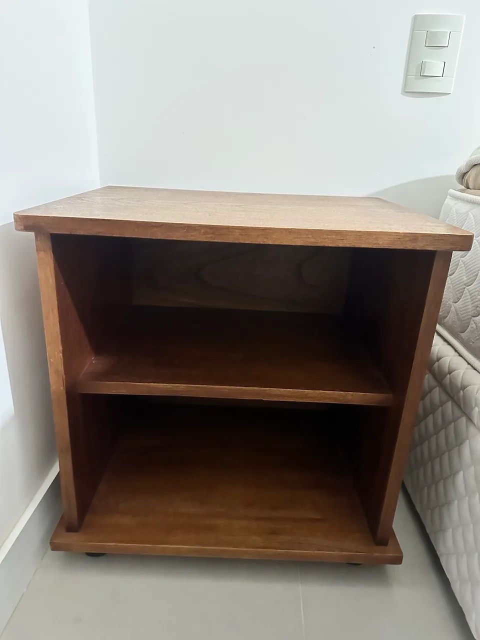 Mesa lateral com rodízio 