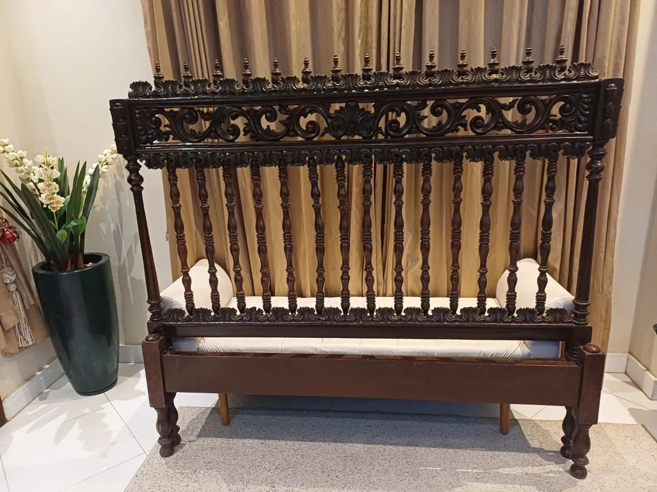 VENDO Uma Cama de casal Colonial. - Foto 3