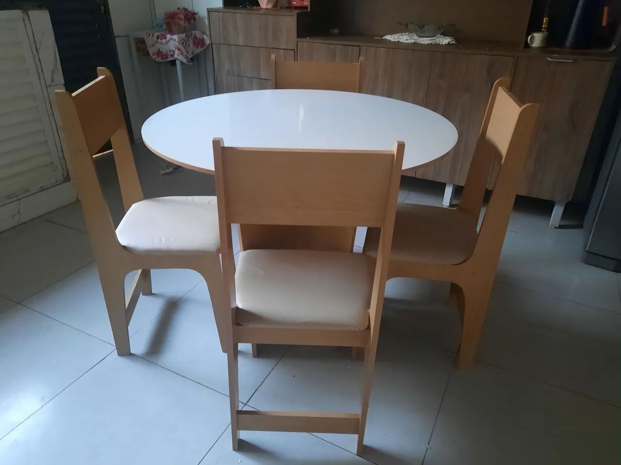 Vendeno mesa madeira con 4 cadeiras 