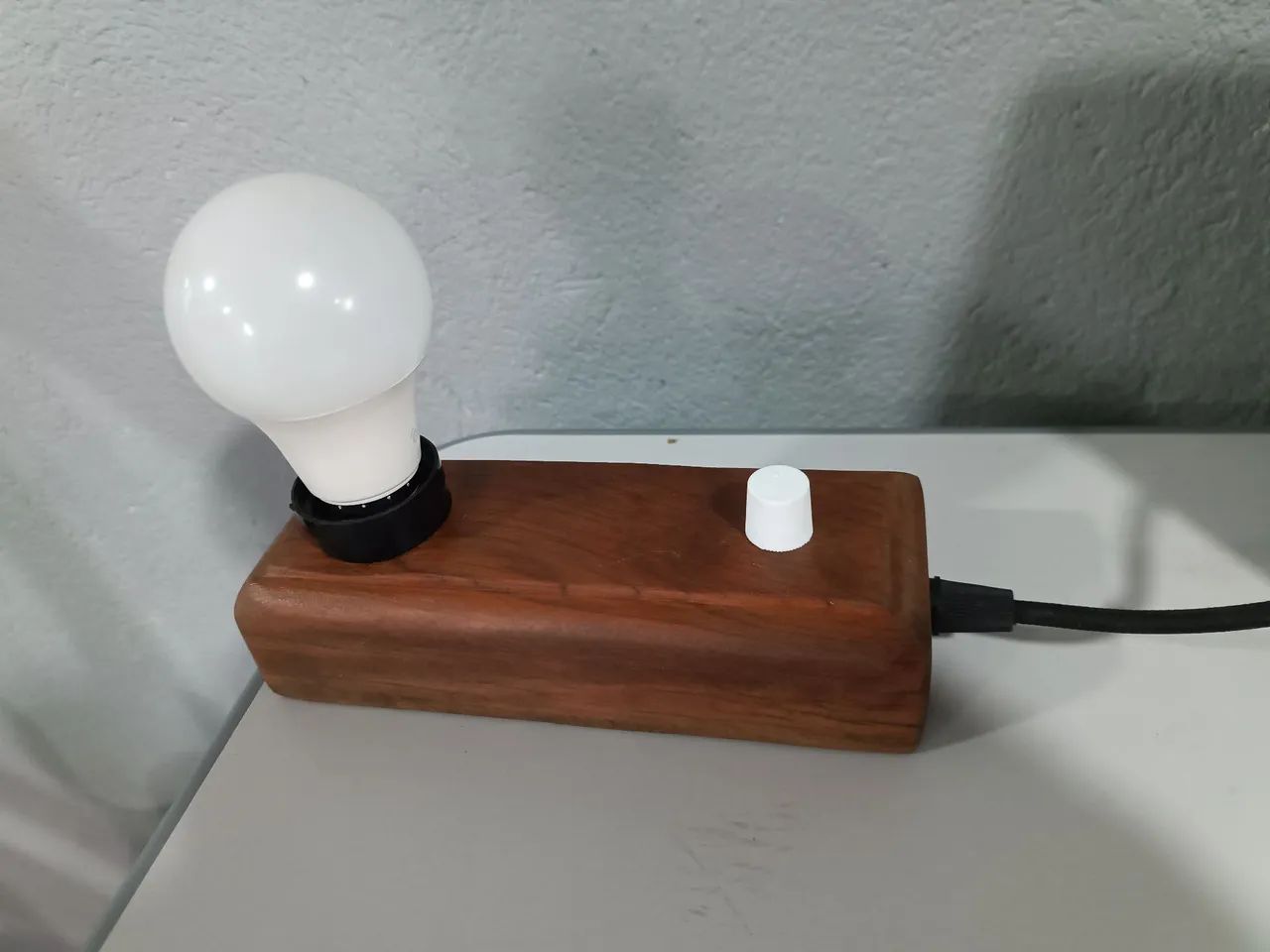 Luminária madeira de mesa