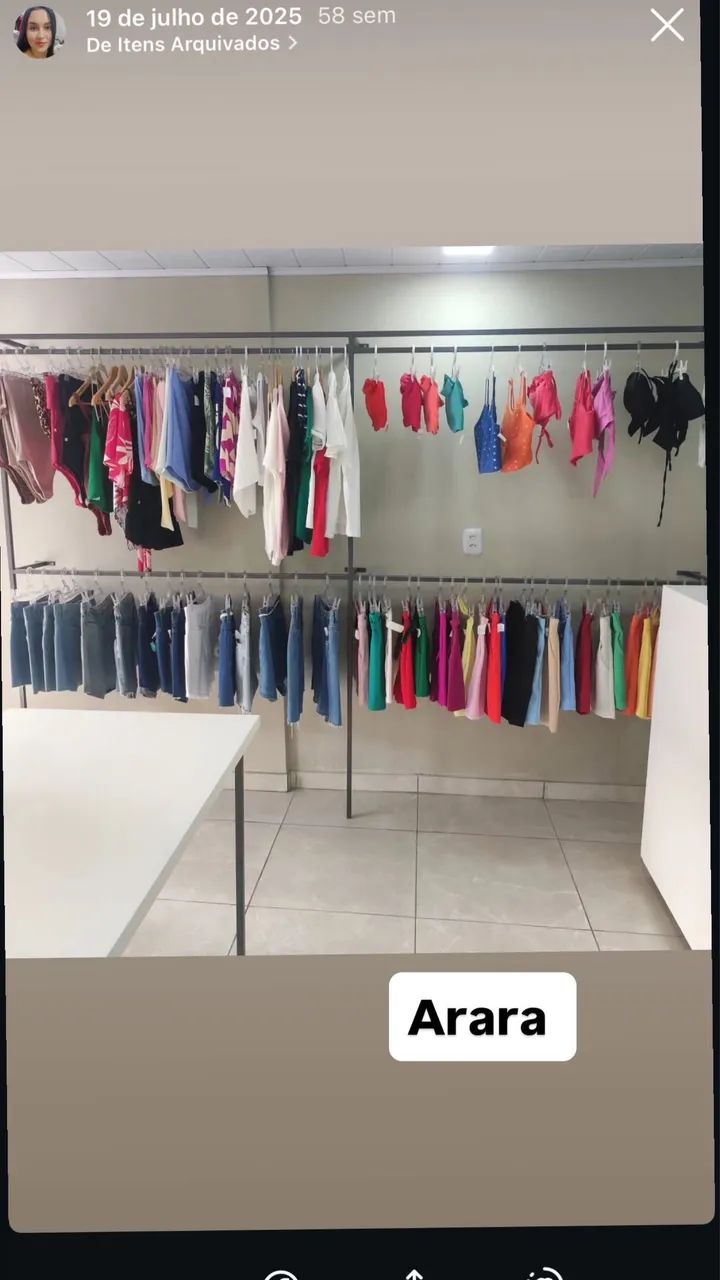 Araras de roupas de loja 