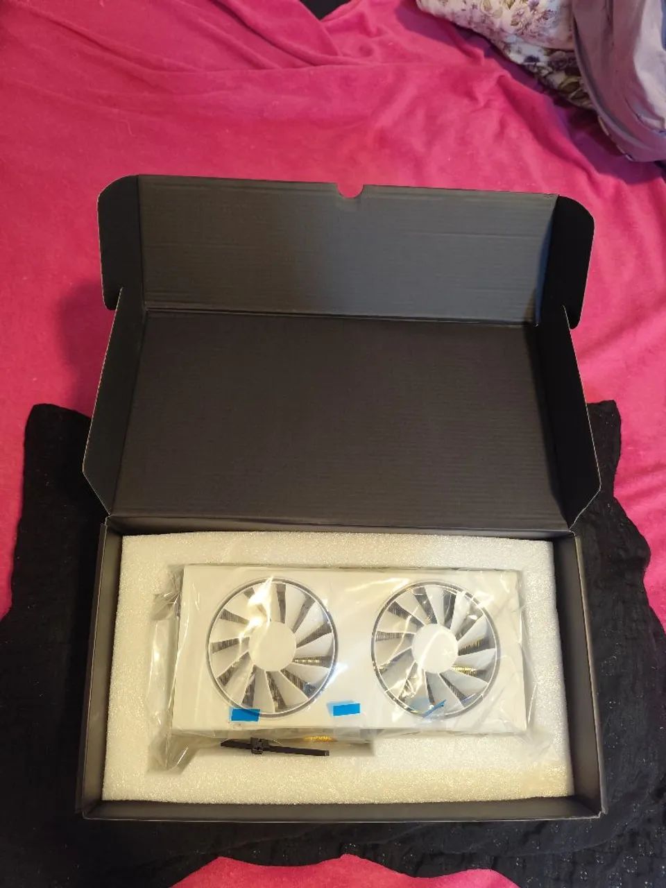 Vende-se Placa de Video XFX Radeon RX 9060 XT Gaming Edition OC White, 8GB, GDDR6, 128-bit - Foto 2