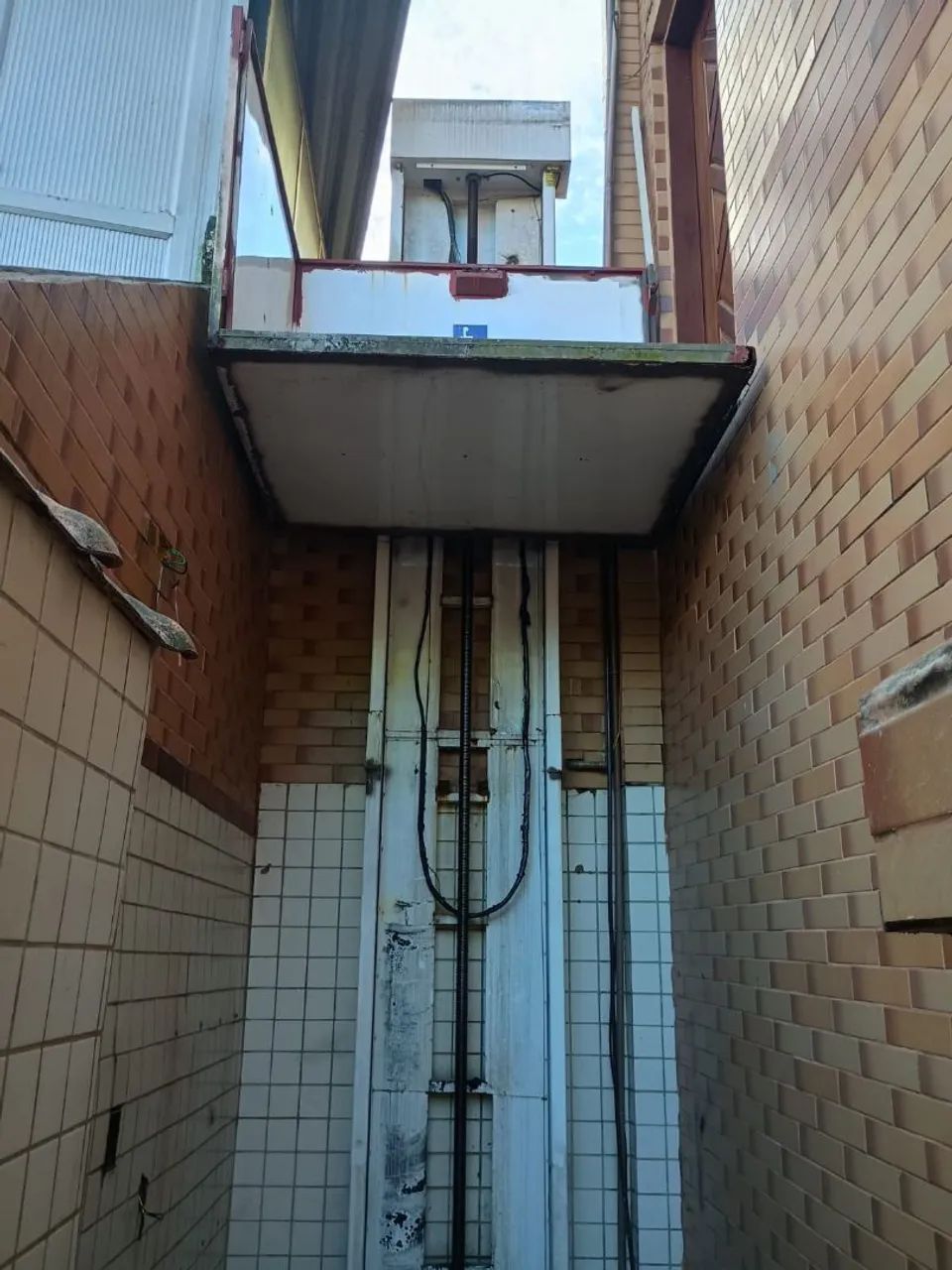 Elevador de acessibilidade, tipo plataforma elevatória usado.