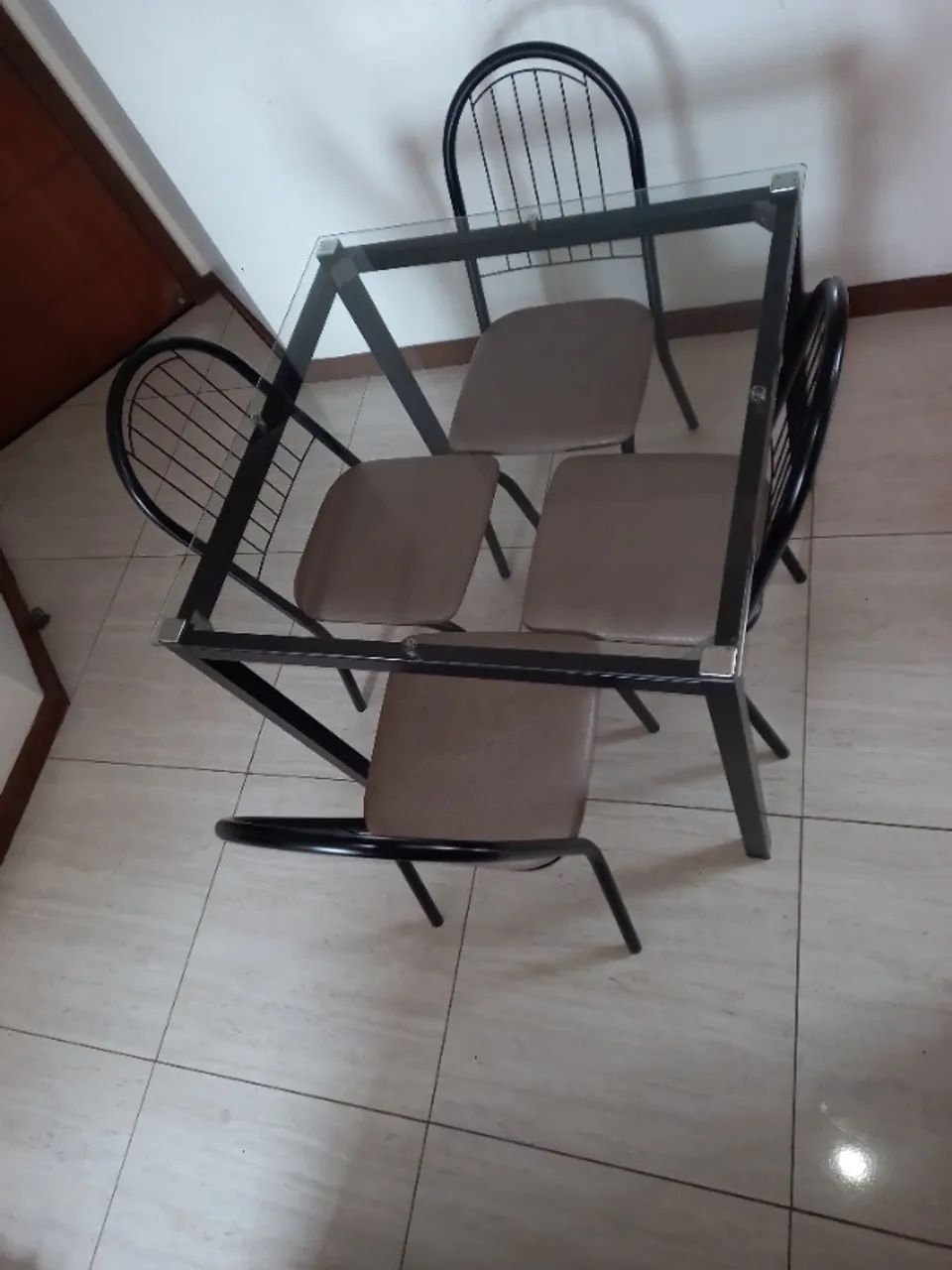 Mesa de jantar de vidro com 4 cadeiras - Foto 4