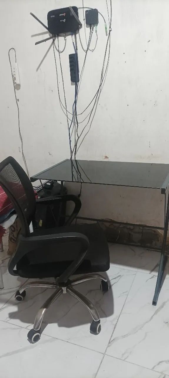 Vende-se escrivaninha de vidro e cadeira  - Foto 2