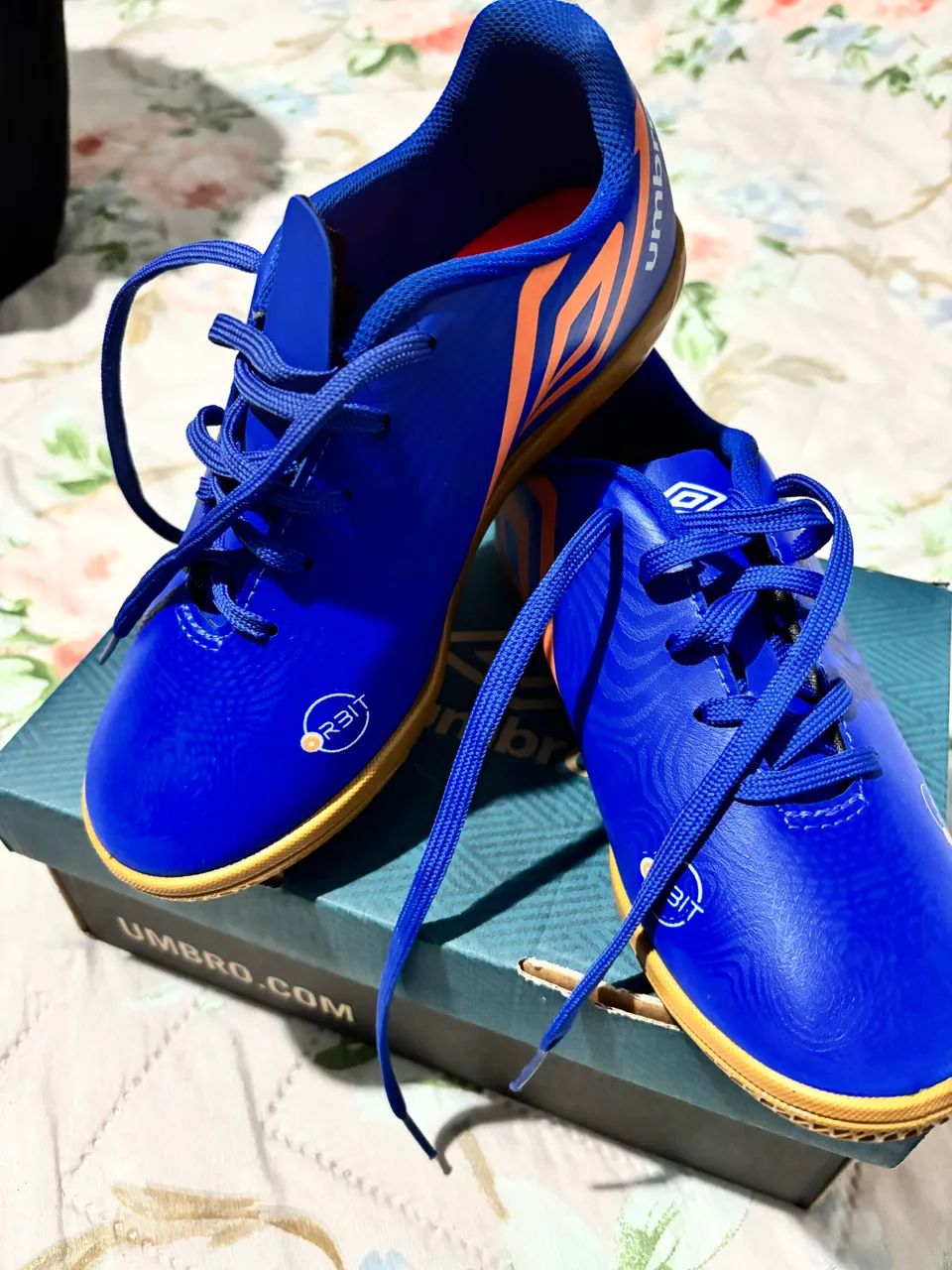 Chuteira Umbro nunca usada.