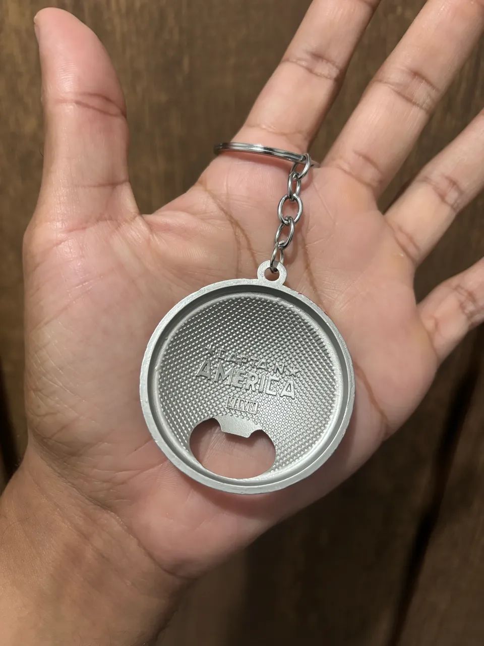 Chaveiro e Abridor de Garrafas Escudo Capitão América - Foto 3