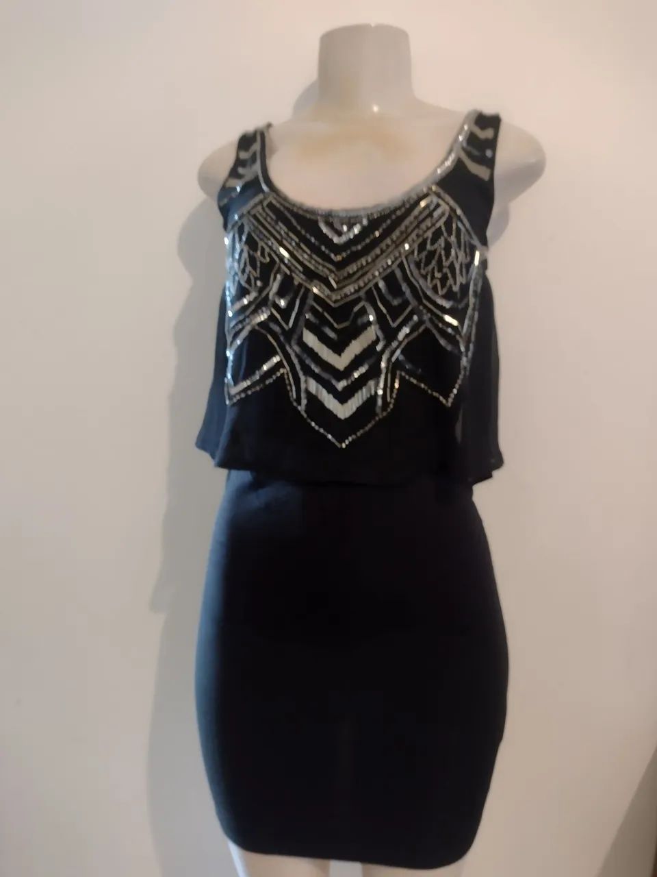 Vestido bordado com pedrarias - Foto 2
