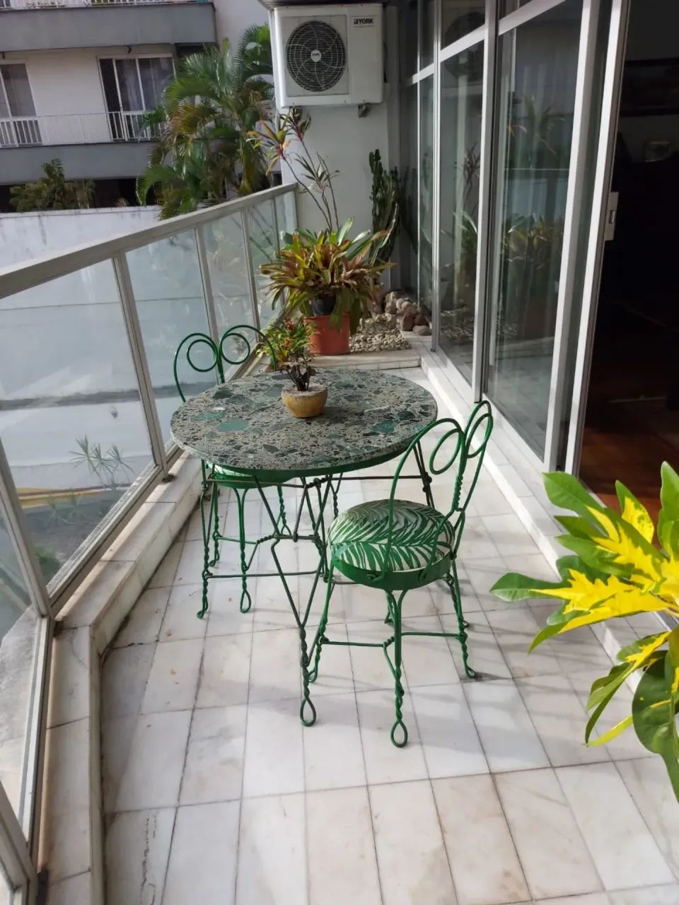 Excelente apartamento de 4 quartos com varanda em condomínio com piscina. - Foto 2