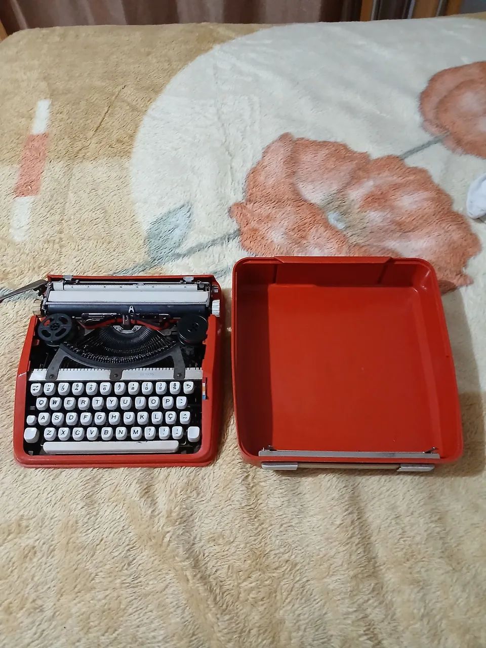 MÁQUINA DE ESCREVER PORTÁTIL