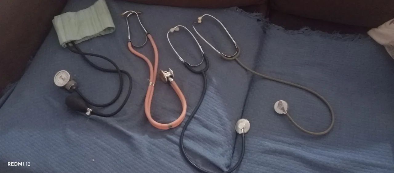 Vendo estetoscópio e um medidor de pressão 