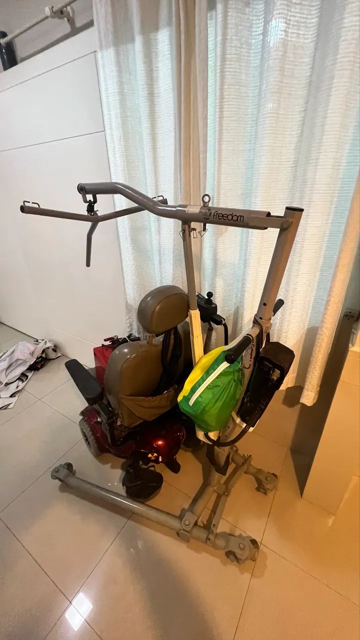 Cadeira de rodas motorizada com guincho elevador  - Foto 2