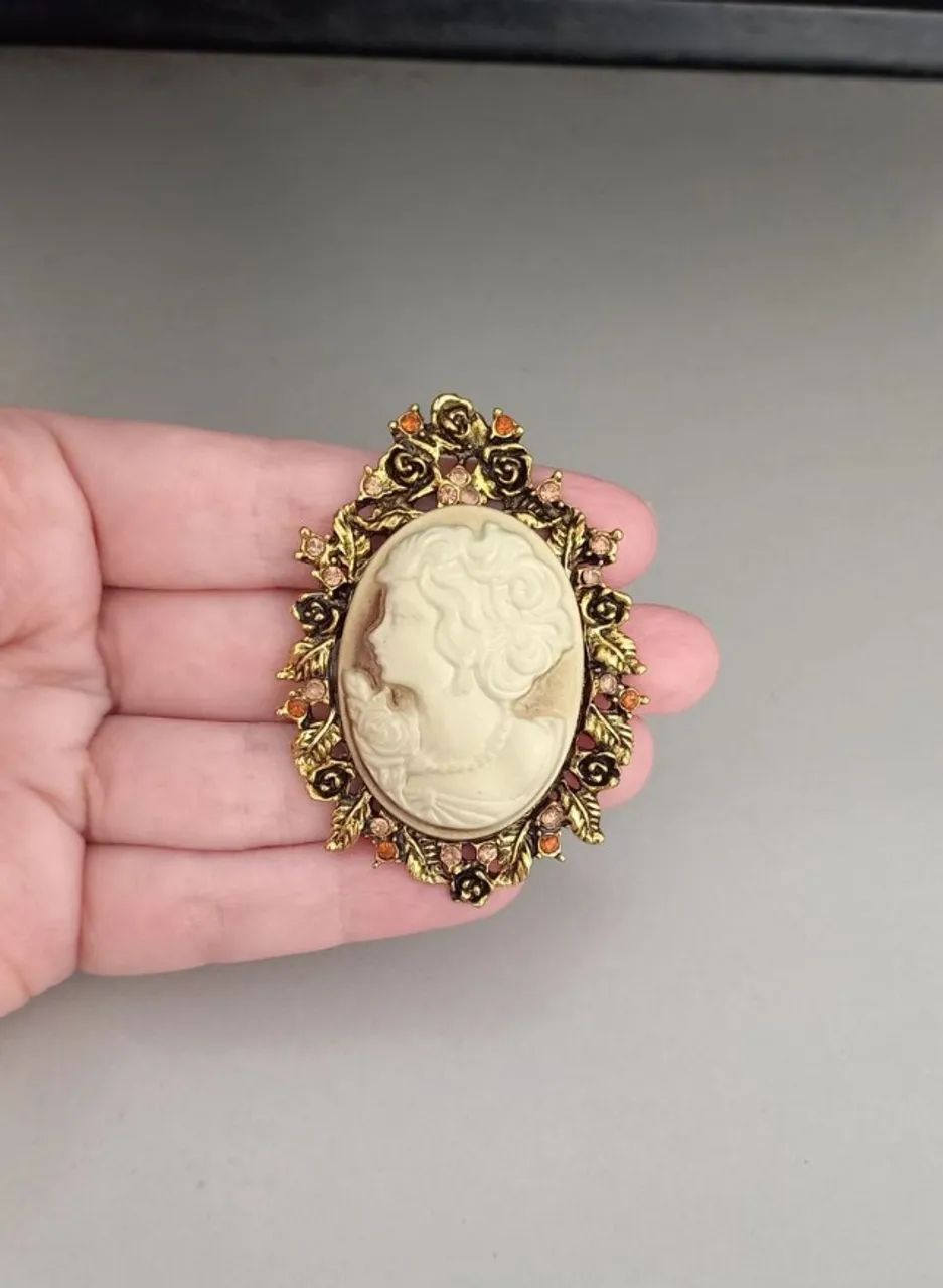 Broche de Camafeu Dourado Bordas Flor (novo) - Foto 2
