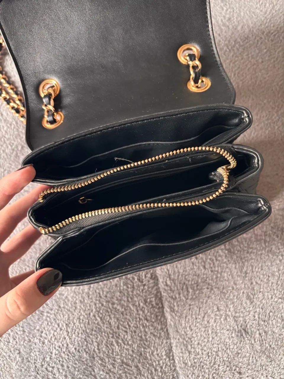 Bolsa Valentino Preta com Corrente Dourada - Foto 3
