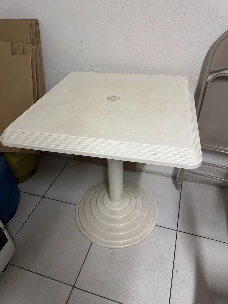 mesa quadrada de plástico