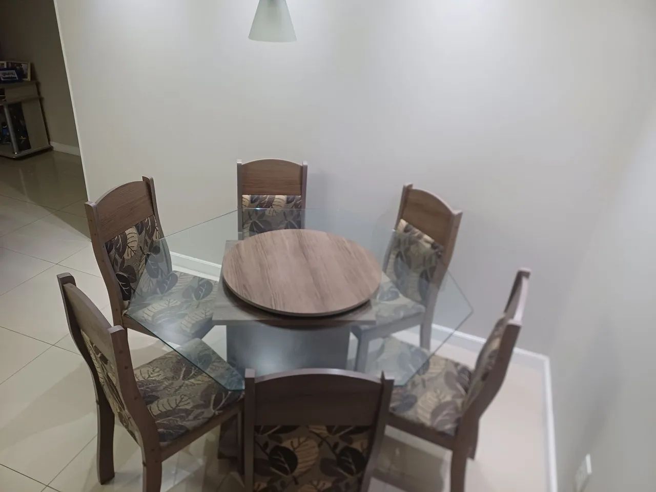 Vendo mesa com 6 cadeiras  - Foto 2