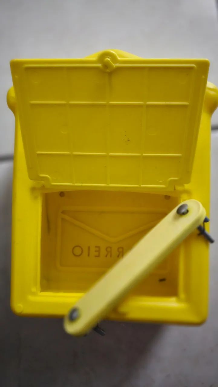 Caixa de correios amarela para grade.