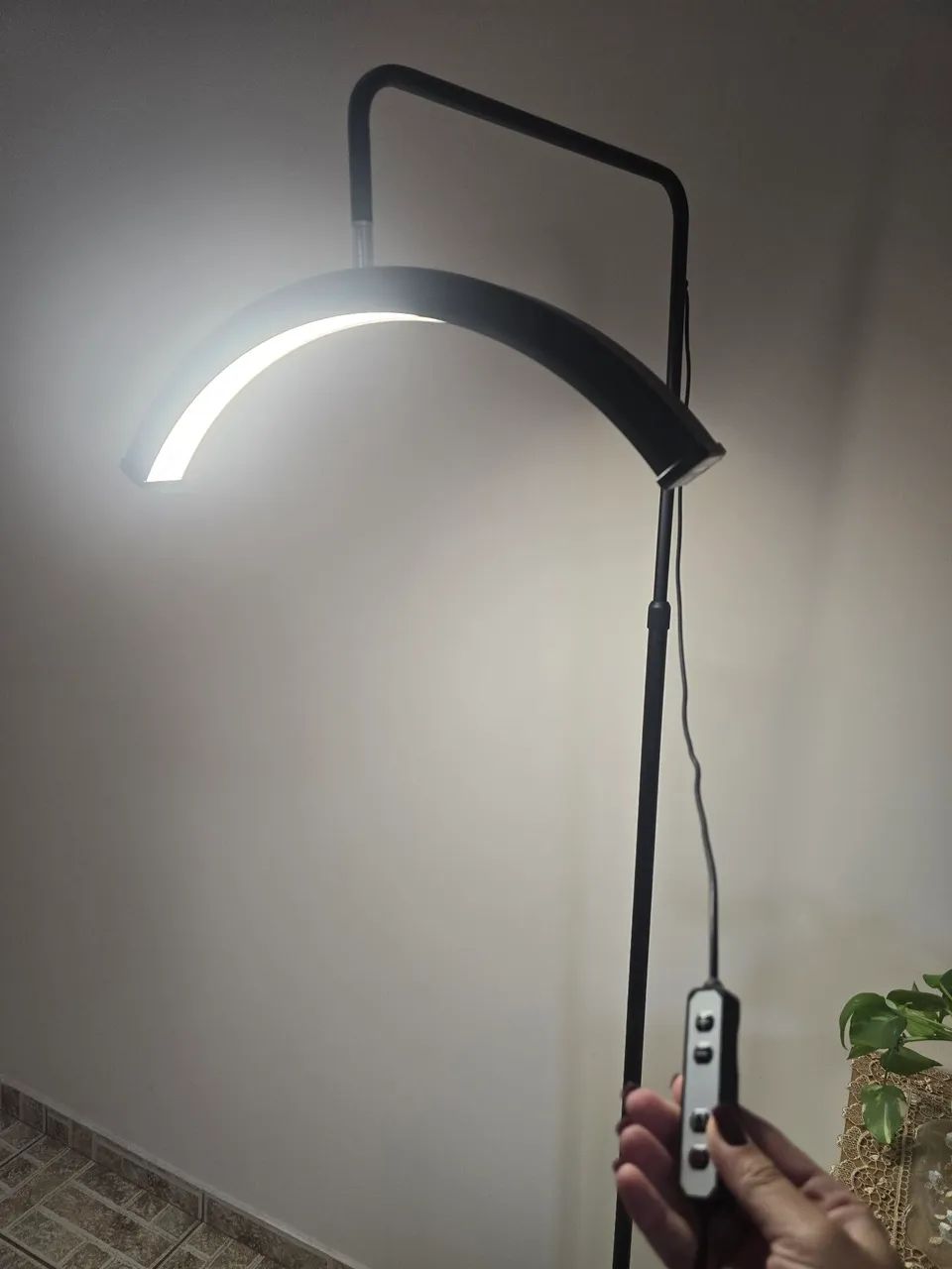 Vendo luminária meia Lua pouco usada - Foto 2