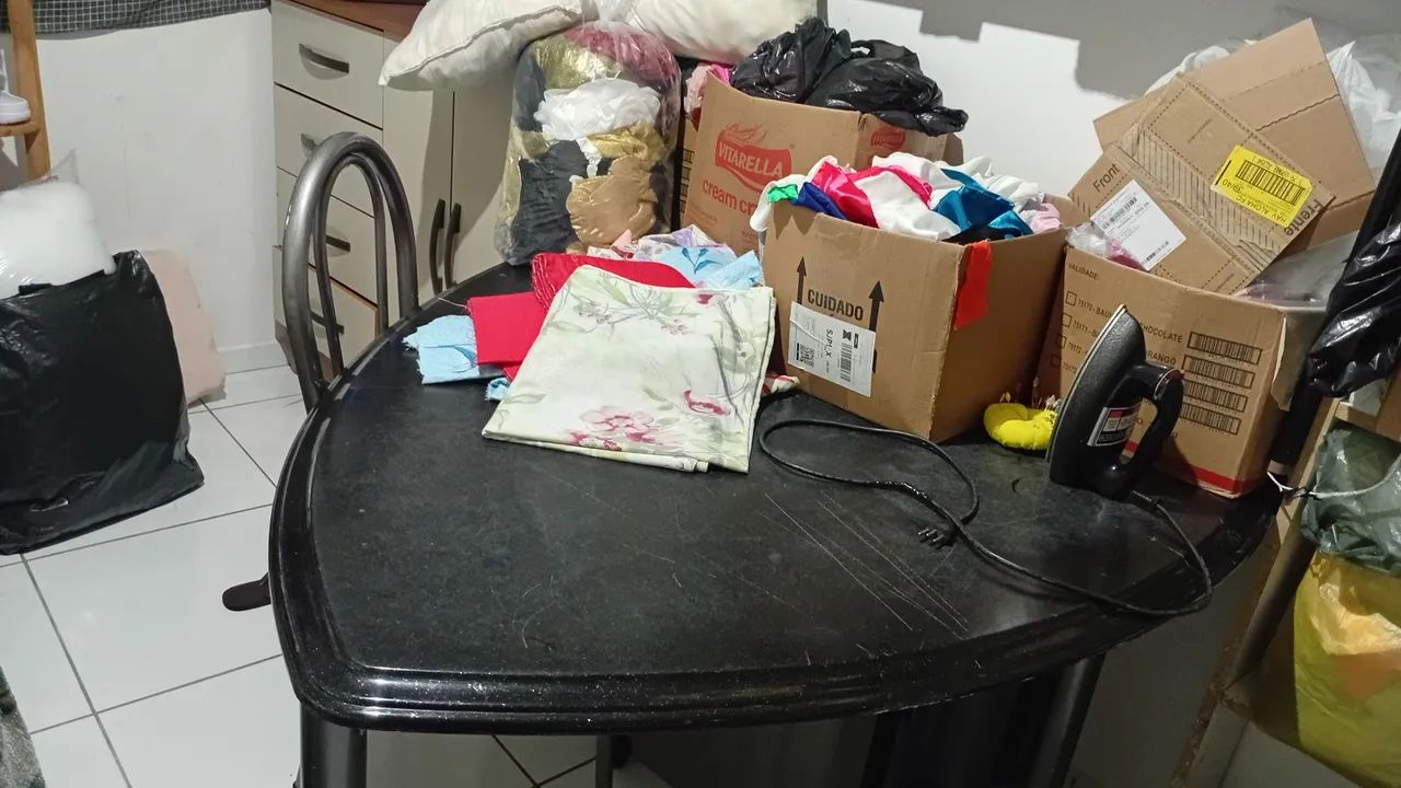 mesa  grande retangular com 4 cadeiras de ferro  - Foto 4