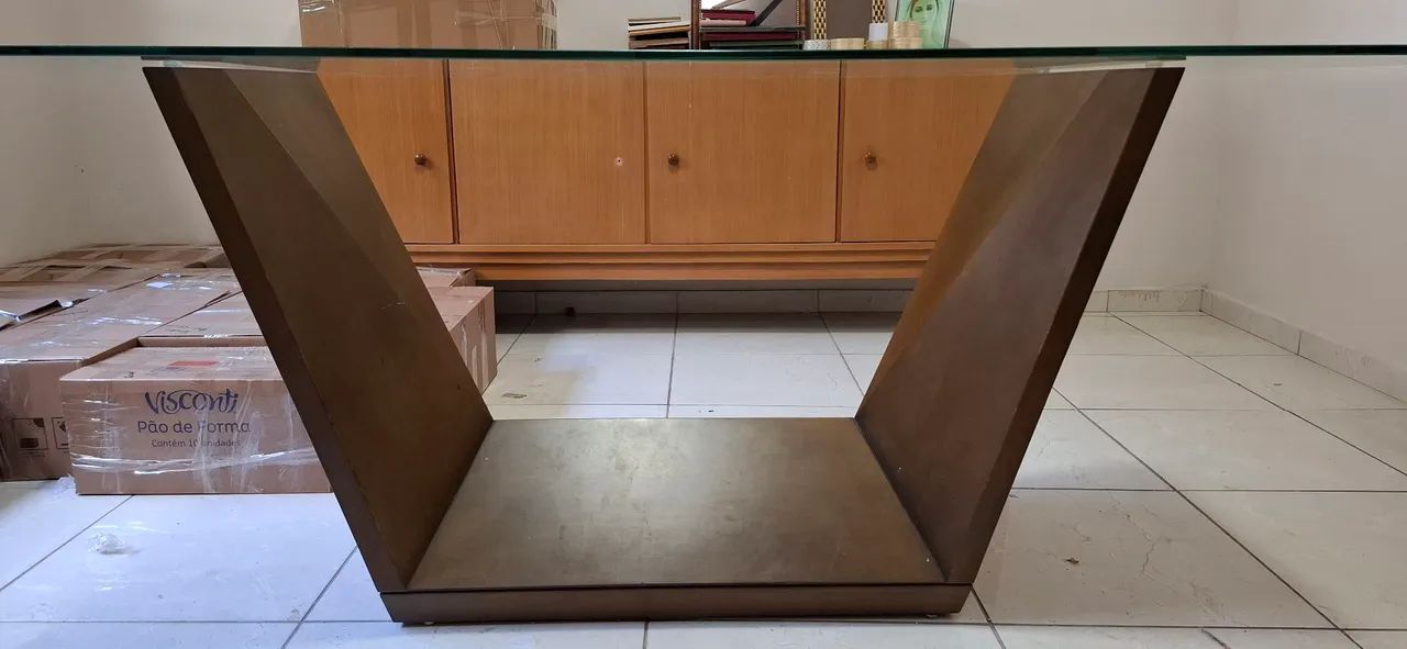 Mesa Jacauna com base de madeira em V e tampo de vidro temperado para 6 lugares