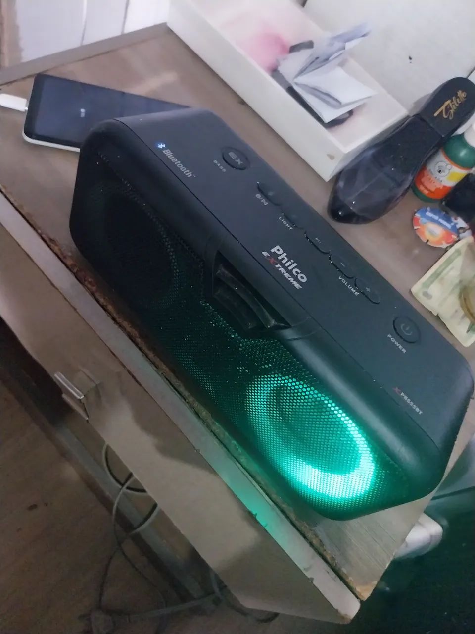 Caixa de som em bom estado 