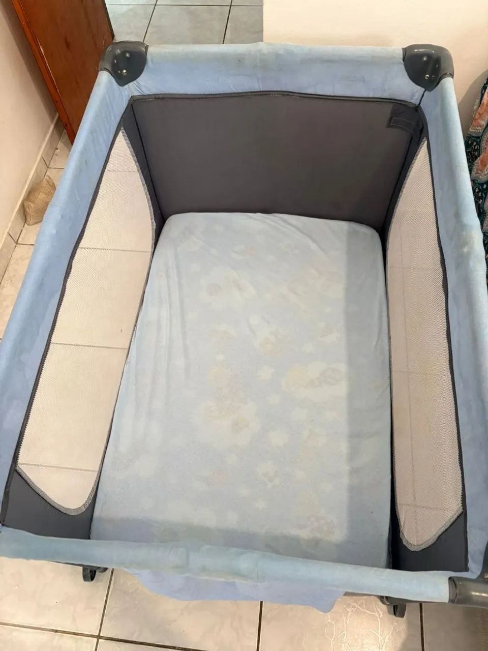 BERÇO PORTÁTIL EM ESTADO DE NOVO COM COLCHÃO!!! - Foto 3