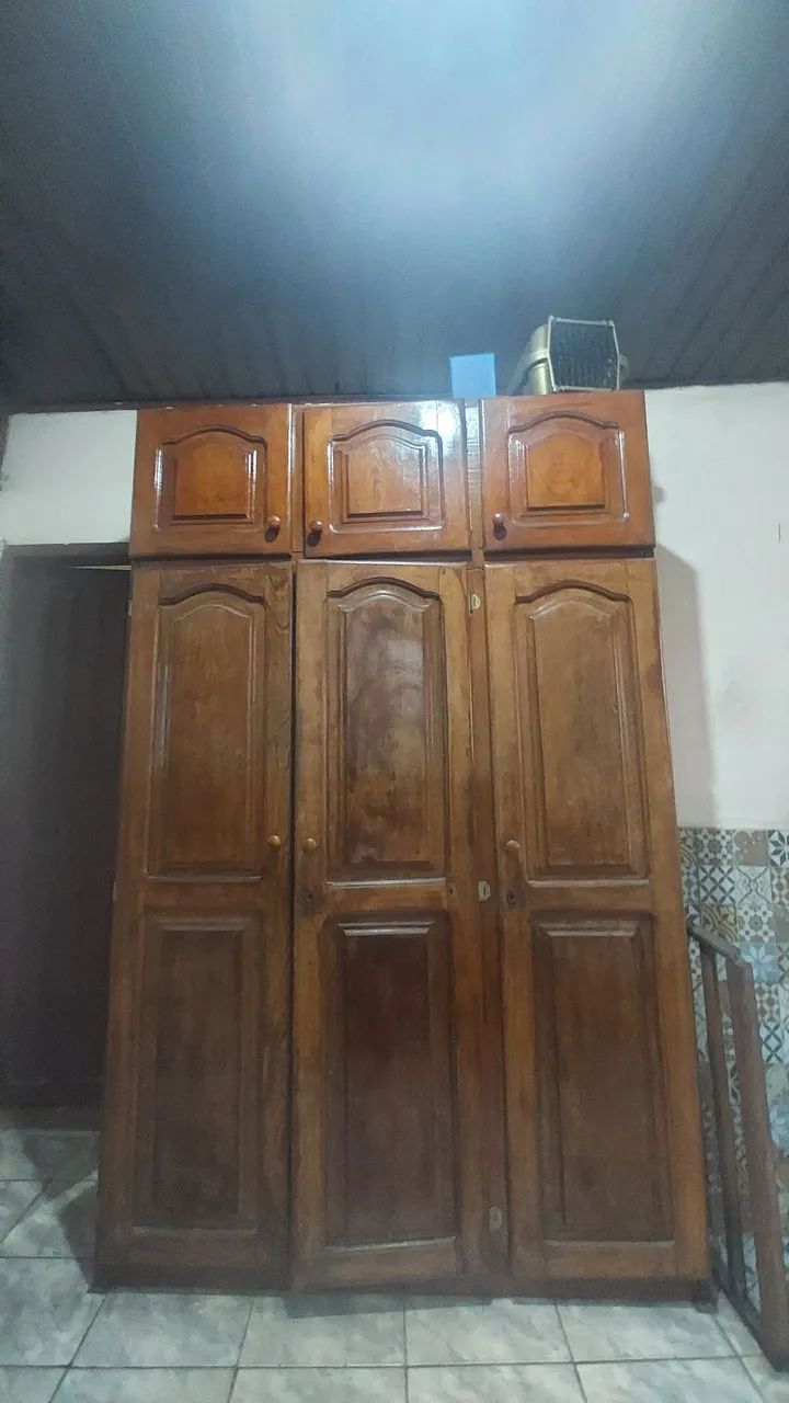 Guarda-roupa de madeira angelim