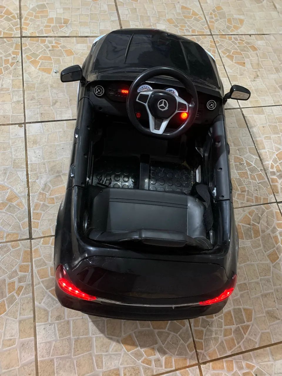 Carro Elétrico BangToys Mercedes-Benz GLA-45 12V com Controle Remoto - Foto 4