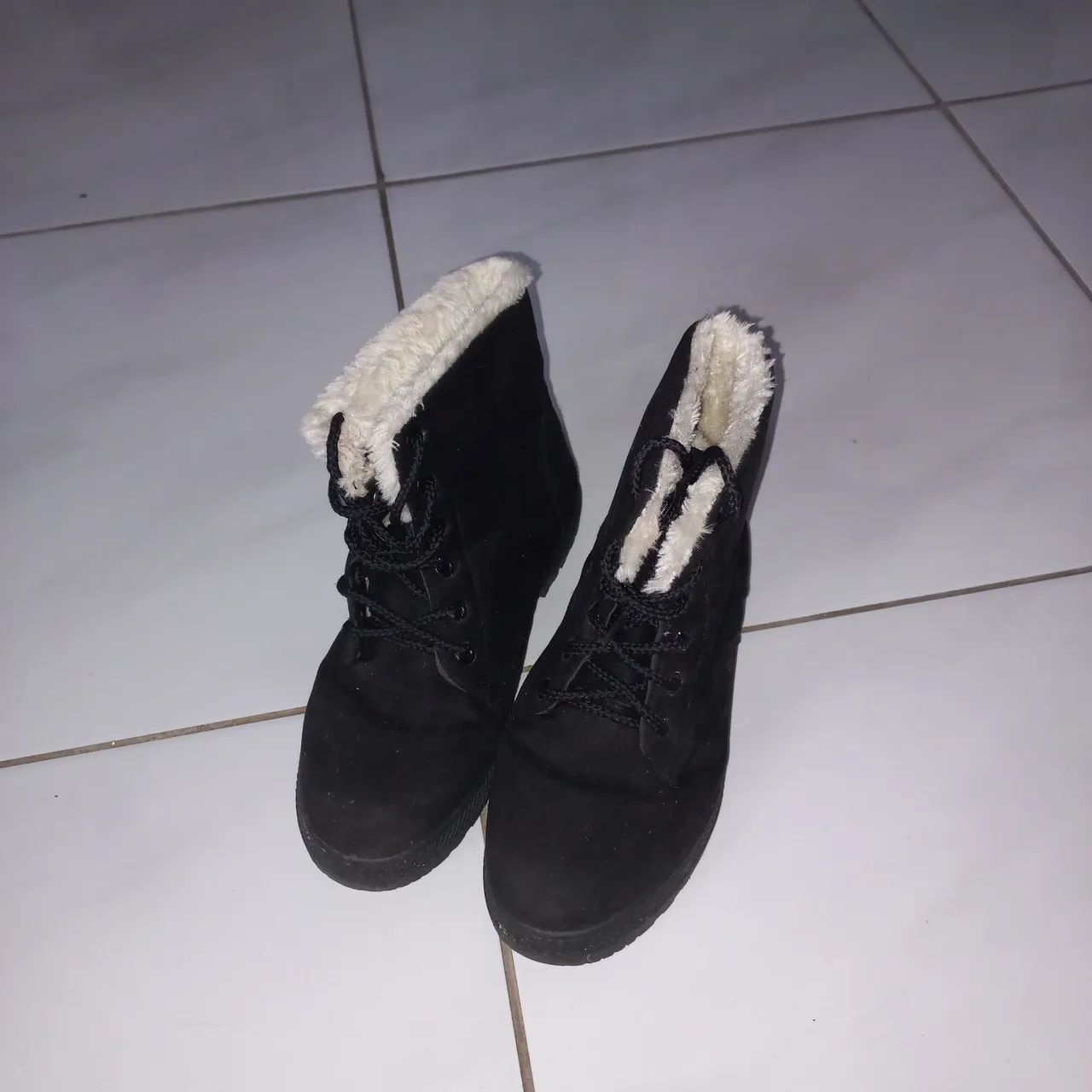 Bota preta forrada por dentro - Foto 2
