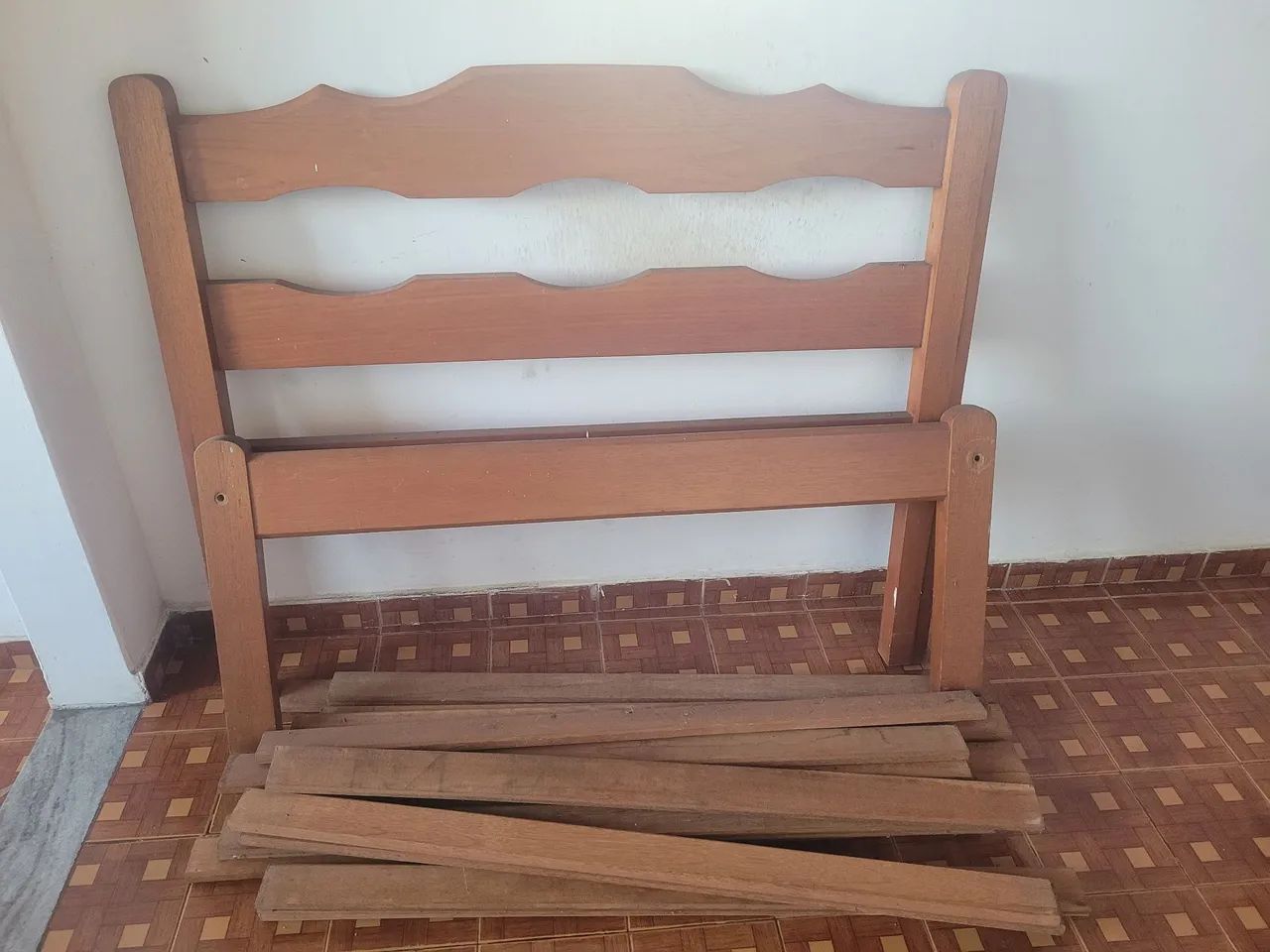 CAMA SOLTEIRÃO EM MADEIRA DE LEI