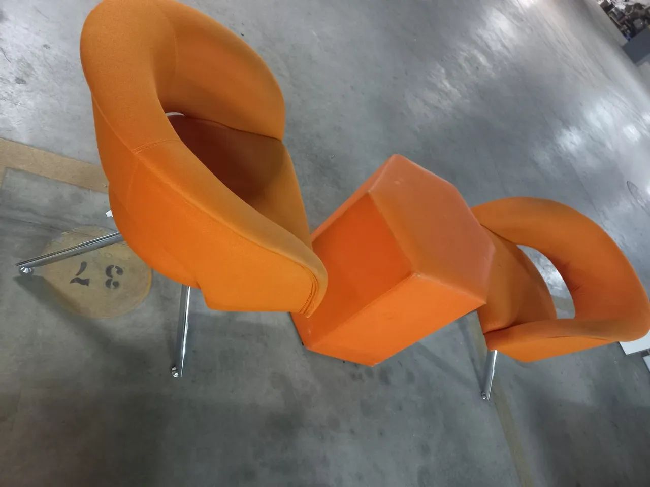 Conjunto com 2 Poltronas Giratória  Cavaletti+ Puff Hexagonal - USADO - Foto 2