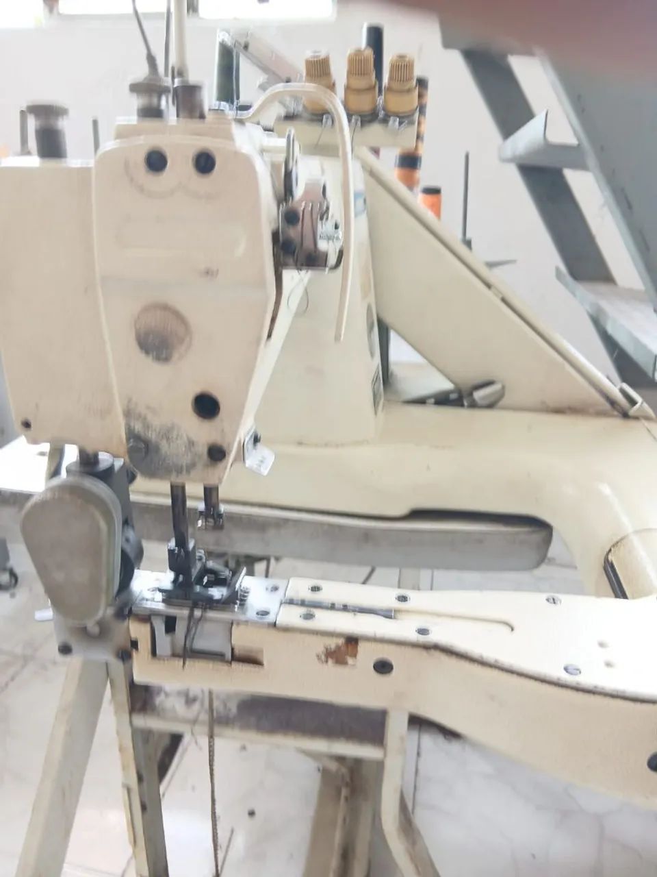Máquina industrial de braço fechadeira, três agulhas, ideal para fechar bermudas e calças. - Foto 6