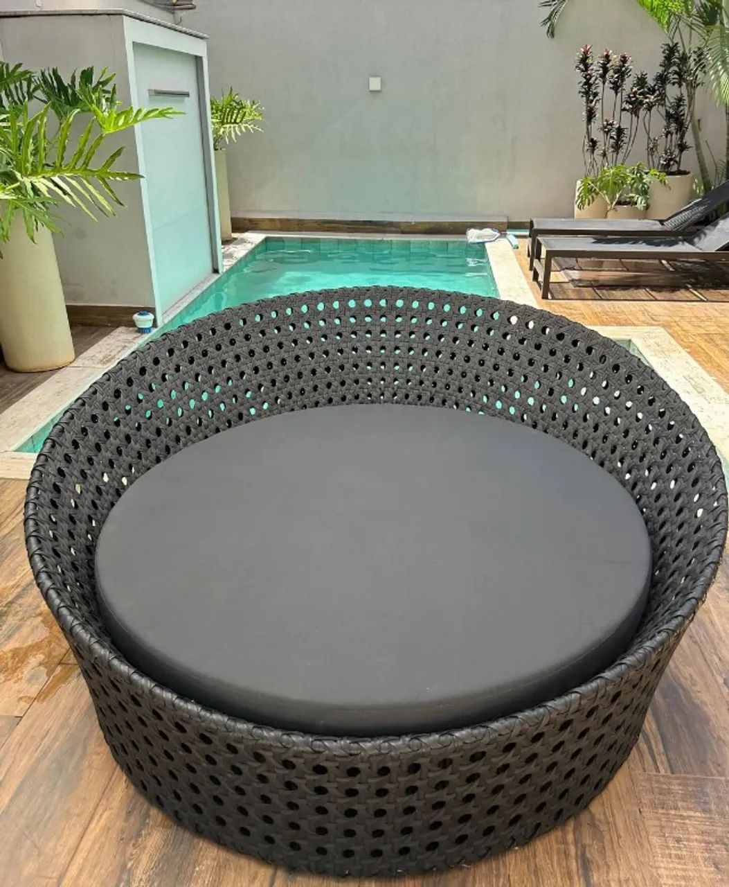 CHAISE DE FIBRA SINTÉTICA TRAMA BOLINHA 