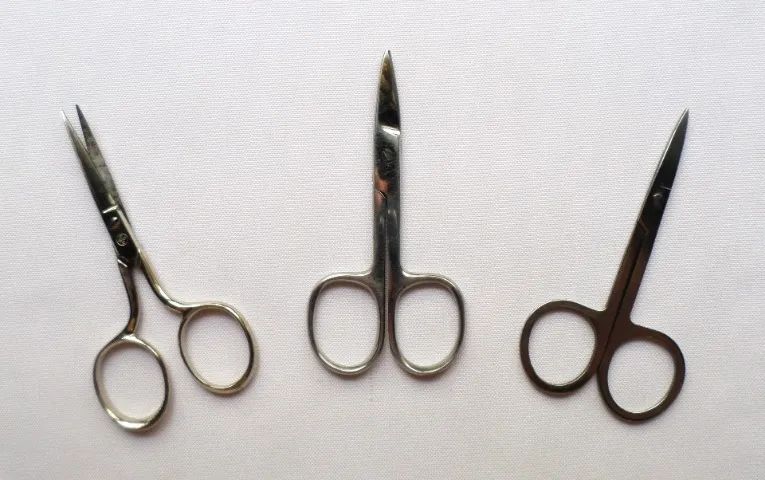 Kit c/ 3 Tesouras Pequenas (9cm) Multiuso em Metal c/ Marcas Variadas - Usadas - Foto 2