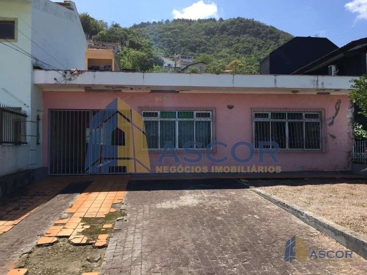 Casa com 3 dormitórios 360 m² -Costeira do Pirajubaé - Florianópolis/SC