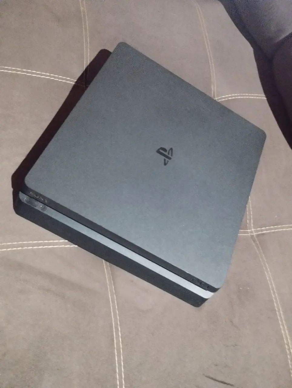 PS 4 SLIM DE 1TR + 2 CONTROLES E 2 JOGOS NA CAIXA 