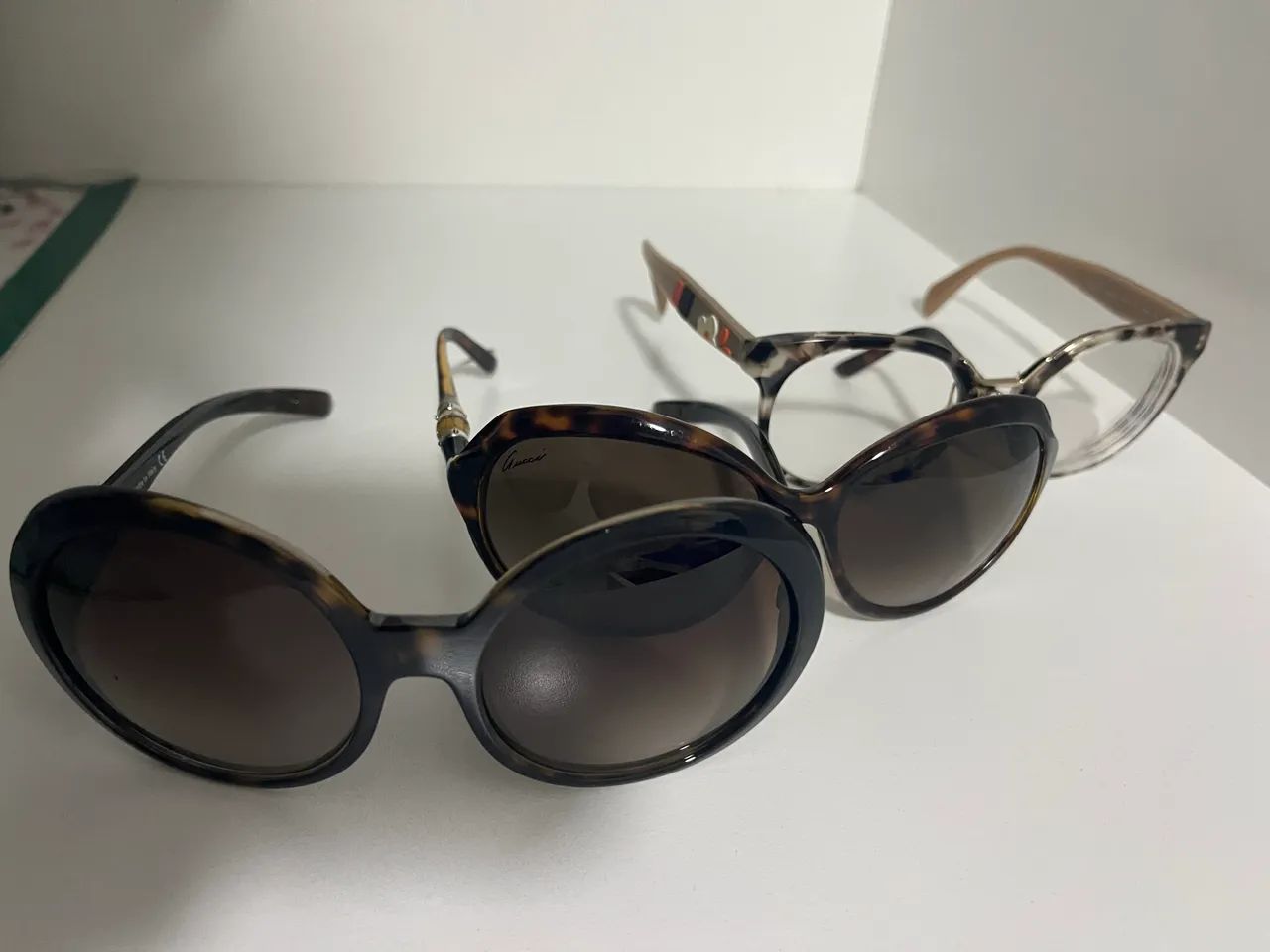 3 óculos sendo 2 de sol Gucci e Prada e uma armação de grau Prada - Foto 2