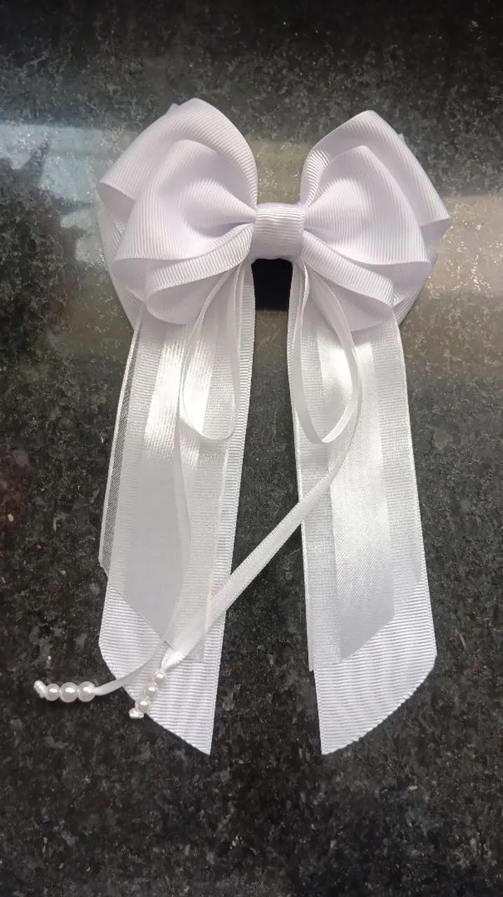 Laço Infantil Branco com Pontas Longas e Pérolas - Bico de Pato - Foto 4
