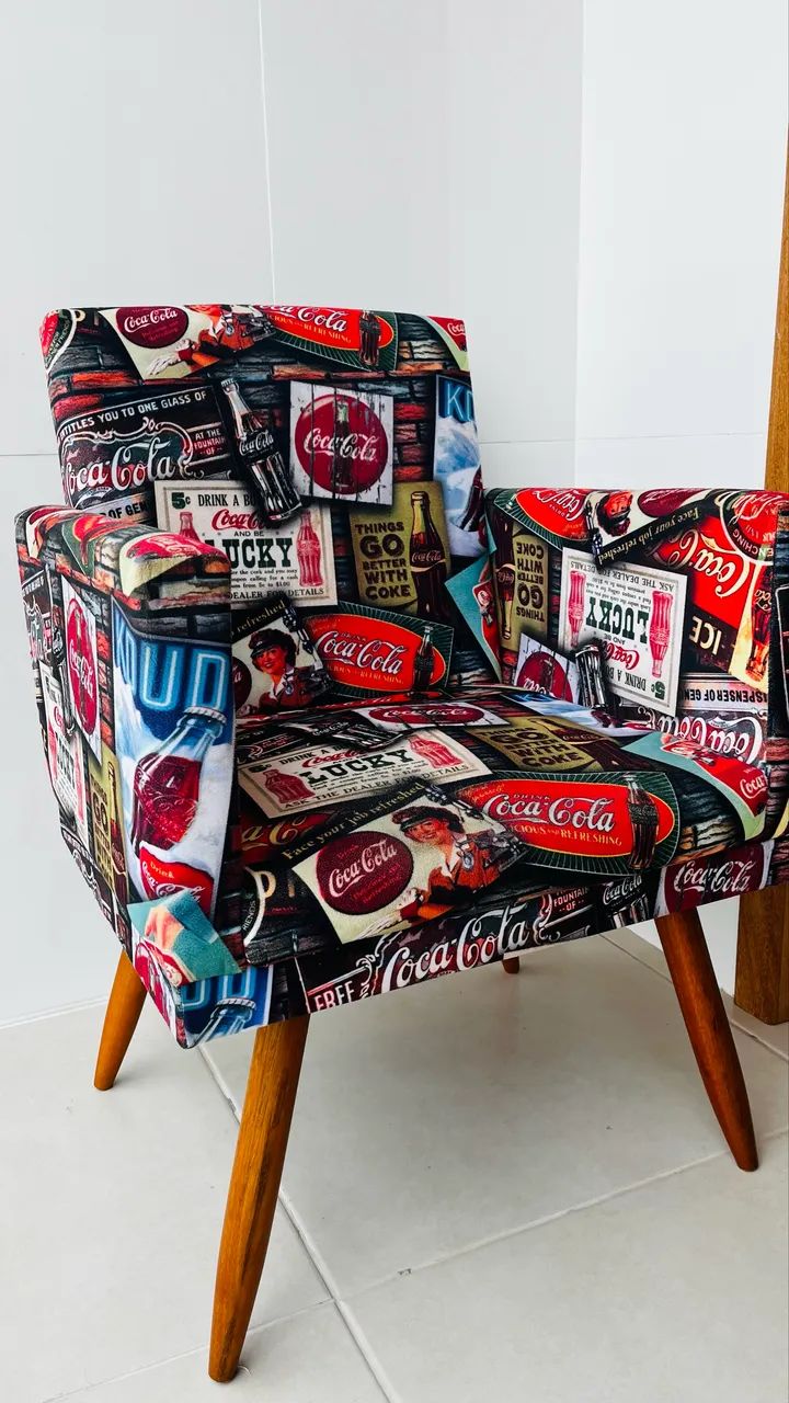 Poltrona decorativa  tecido suede da coca cola  - Foto 2