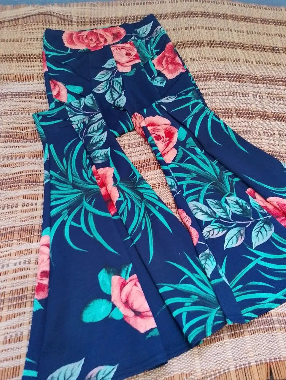 Calça estampada flare boca de sino