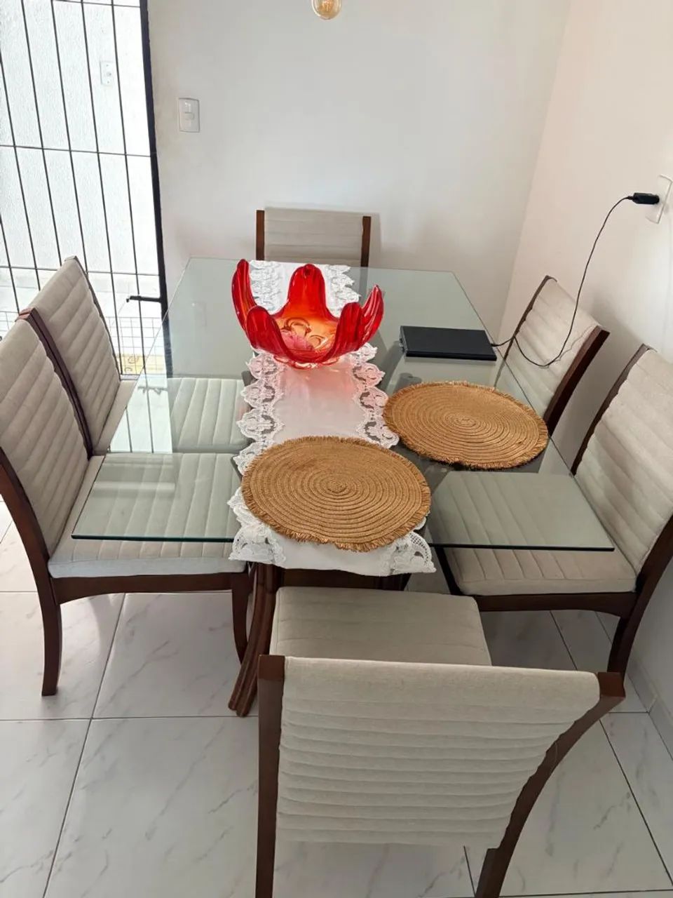Mesa de jantar, seis cadeiras 