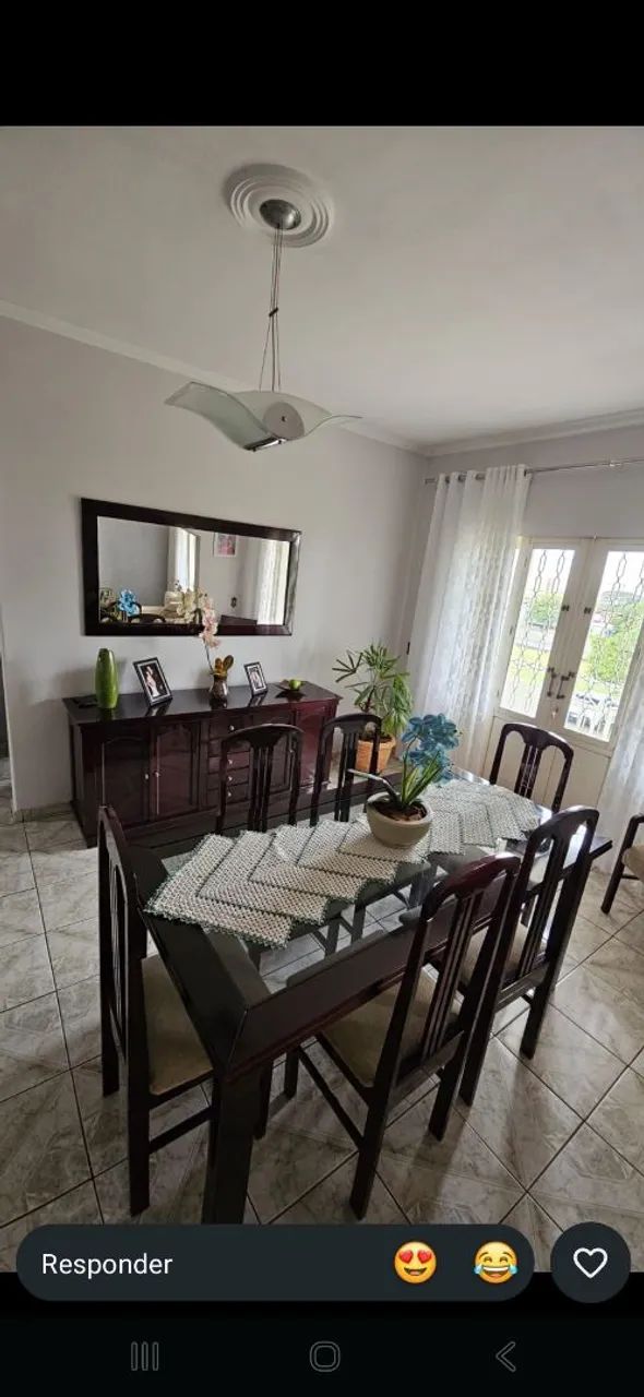Sala de jantar: mesa com cadeiras + buffet com espelho